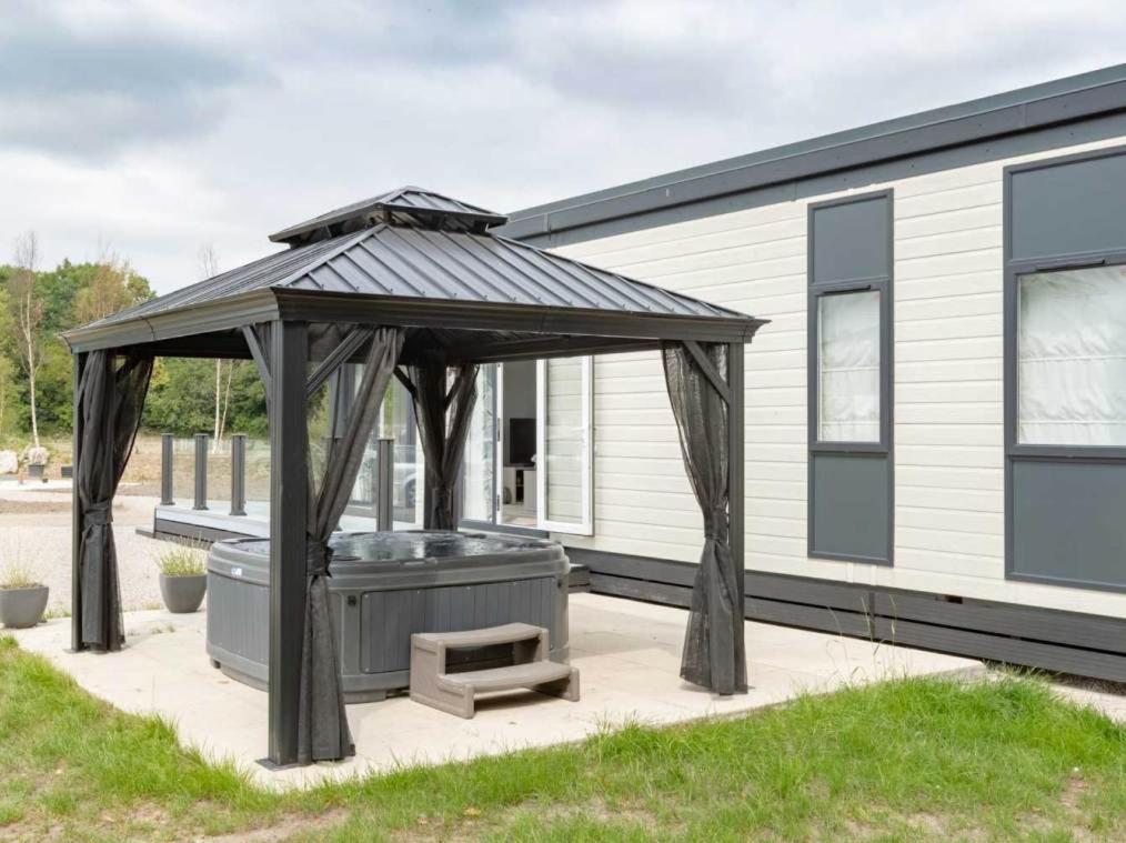 Silverdale Lodge Hot Tub & Wifi Warton エクステリア 写真